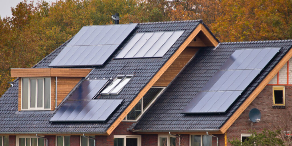 Wohnhaus mit PV-Anlage auf dem Dach