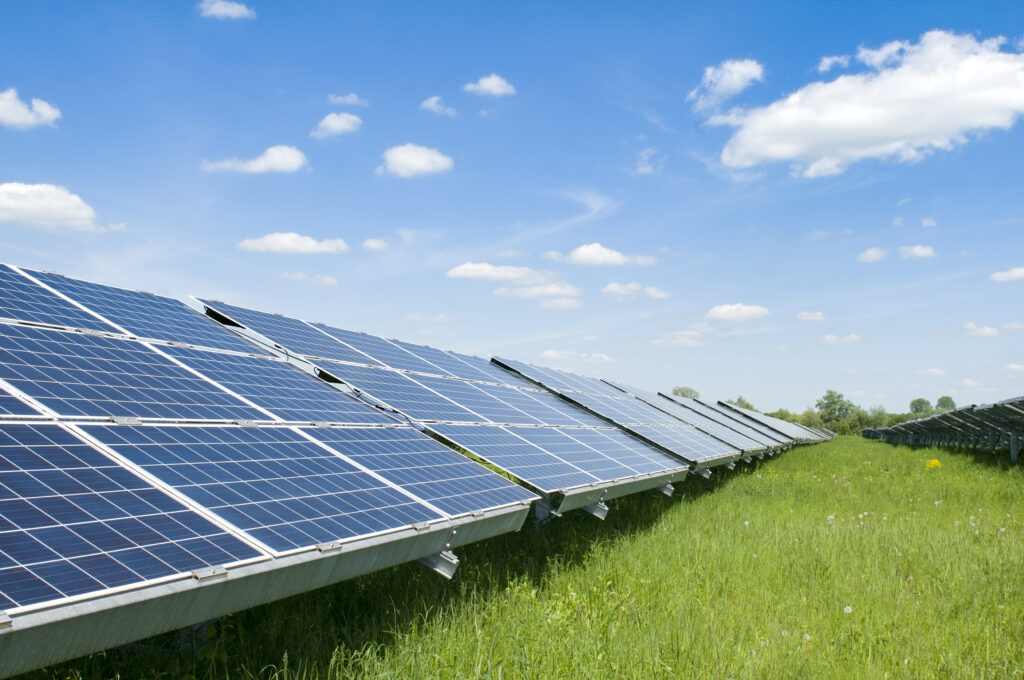 Haberstroh Gebäudetechnik - Feld mit Photovoltaikanlagen